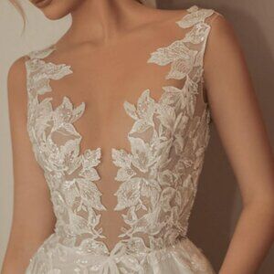 Vera's Bridal, Seren La Premiere,New w/ tags, Size Bridal 12 Wedding Dress